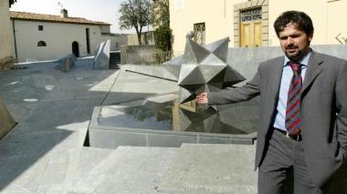 Un’ala nella nuova sala del volo e a sinistra il sindaco Dario Parrini in piazza Guidi