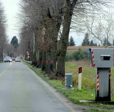 Un autovelox in agguato su una strada della provincia