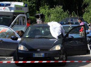 Litiga con la ragazza in auto e poi si spara davanti a lei