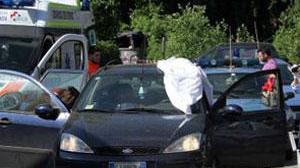 Litiga con la ragazza in auto e poi si spara davanti a lei