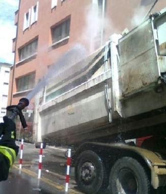 Il mezzo dellAamps al momento dello spegnimento del piccolo incendio   