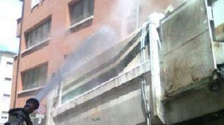 Il mezzo dell’Aamps al momento dello spegnimento del piccolo incendio