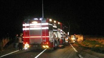 VOLA CON L'AUTO NEL FOSSO