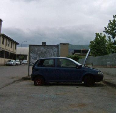 La Fiat Punto abbandonata in via Ancona 