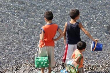 Alcuni bambini in spiaggia 