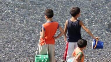 Alcuni bambini in spiaggia