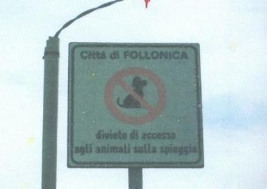 Ai cani vietata spiaggia e strada di un quartiere residenziale