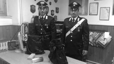 I carabinieri con le borse sequestrate