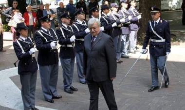 Due momenti delle celebrazioni di ieri mattina al teatro Guglielmi 