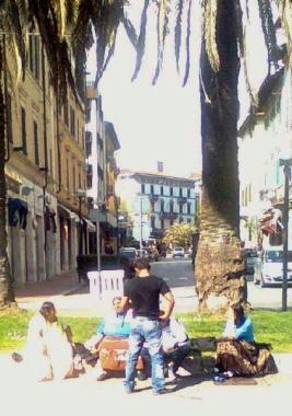Nomadi in piazza Gramsci 