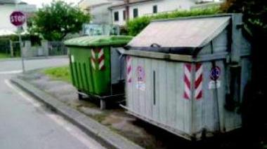 La situazione dei cassonetti ingombranti in via Arrigo Sorini