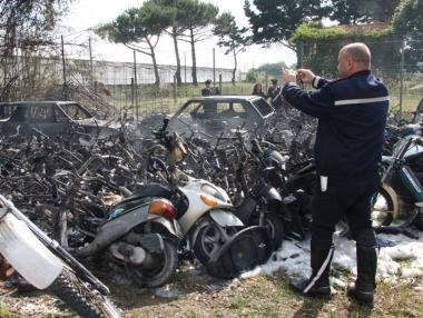 Fiamme nel deposito di auto