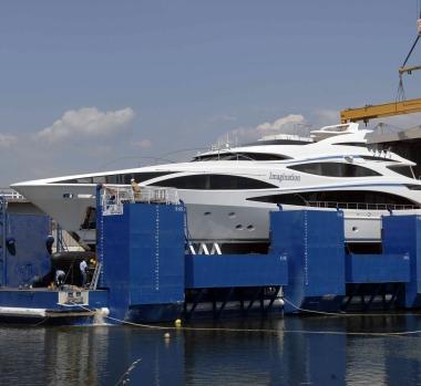 Lo yacht trasportato col bacino galleggiante  