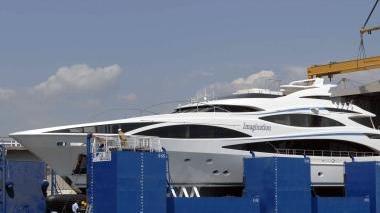 Lo yacht trasportato col bacino galleggiante