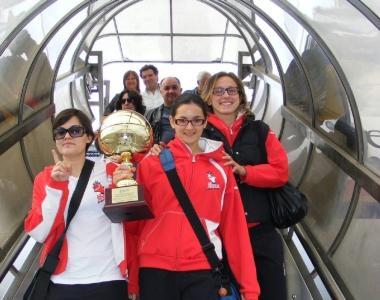 Favilla e Soli allaeroporto con la Coppa (foto Vasco Favilla) 