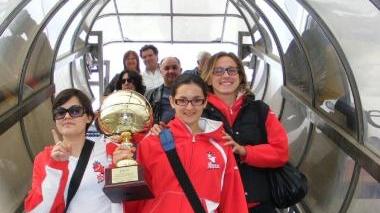 Favilla e Soli all’aeroporto con la Coppa (foto Vasco Favilla)
