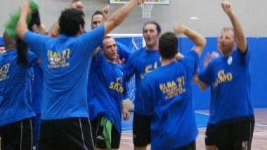 Un momento della finale playoff di ieri al palazzetto di Portoferraio e le scene di esultanza al termine della gara che ha portato la promozione in C1 per l’Elba 97