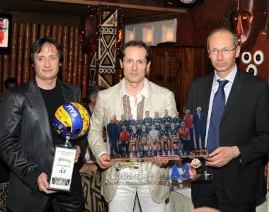 Alcuni momenti della serata di gran festa al Twiga con le premiazioni del tecnico, delle ragazze, dei fratelli Lami titolari dellazienda Biancoforno e del presidente della societ&agrave; sportiva Pino Cal&ograve; 