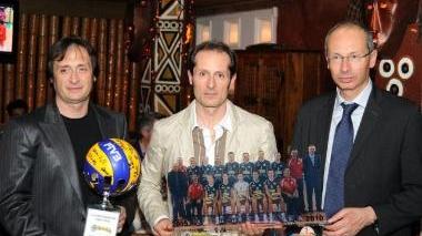 Alcuni momenti della serata di gran festa al Twiga con le premiazioni del tecnico, delle ragazze, dei fratelli Lami titolari dell’azienda Biancoforno e del presidente della società sportiva Pino Calò