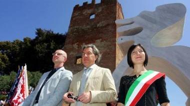 Nella foto in alto a sinistra l’assessore Spinelli, il presidente del cda Billi e l’assessore Sara Matteoli. Accanto i bambini della Querciola e il gruppo dei fantini. Sopra la cerimonia di vestizione nel Parco Corsini