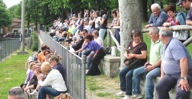 Spettatori assistono ad una gara al campo sportivo Severmino    