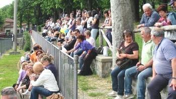 Spettatori assistono ad una gara al campo sportivo Severmino