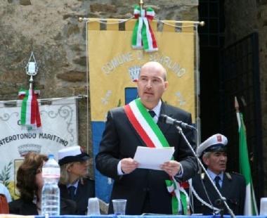 <b>BIZZARRI.</b> Introduce la cerimonia davanti a molti occhi lucidi 