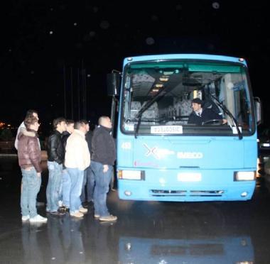 Sopra una delle discoteche della Versilia e a destra ragazzi in procinto di salire sullautobus 
