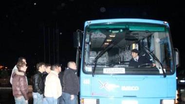 Sopra una delle discoteche della Versilia e a destra ragazzi in procinto di salire sull’autobus