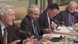 Giuliano Amato e gli altri relatori durante la presentazione del libro di Sartriano