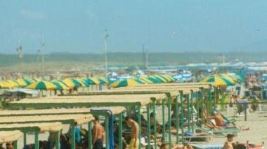 Alcuni stabilimenti balneari a Forte dei Marmi Accanto, la sede del ministero dell’Economia a Roma