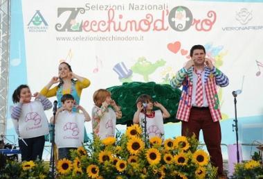 Un momento della kermesse di ieri pomeriggio nel cortile degli Svizzeri 