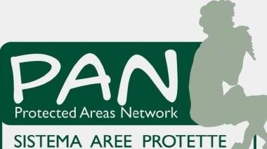 A sinistra il nuovo marchio delle Aree protette, sotto le Cascine di Tavola, accanto il faggione di Luogomano