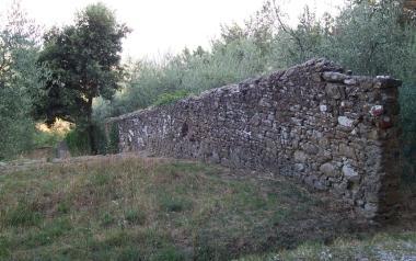 Un tratto del muro che recintava lantica riserva di caccia 