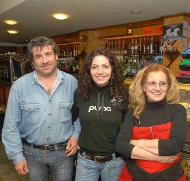 I titolari del bar Il Signorino punto di ristoro classico sulla Porrettana 