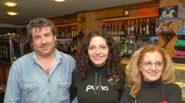 I titolari del bar Il Signorino punto di ristoro classico sulla Porrettana