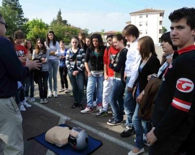 Alcuni momenti della giornata conclusiva del progetto Guido Io, con le prove pratiche dei giovani lungo il circuito allestito a Ponticelli   