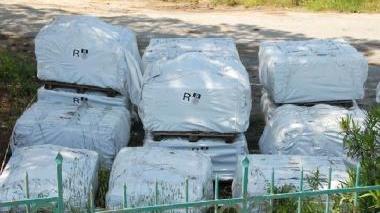 I sacchi con l’amianto nella zona del silos Solvay a San Vincenzo