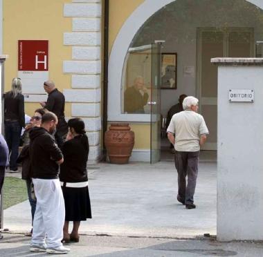 Amici e parenti allobitorio e il bar Maurin In alto: lauto della vittima 