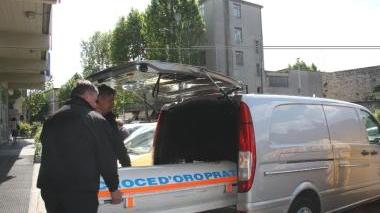 La rimozione della salma del clochard