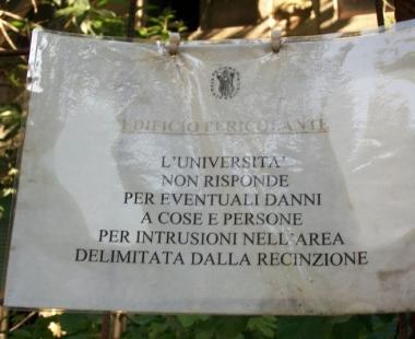<b>DEGRADO </b>Nelle aree intorno al Polo universitario Che avvisa gli utenti: qui si passa a vostro rischio e pericolo 