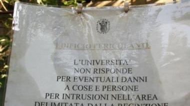 <b>DEGRADO </b>Nelle aree intorno al Polo universitario Che avvisa “gli utenti”: qui si passa a vostro rischio e pericolo