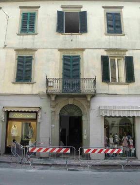 I pezzi di intonaco e cemento fatti cadere dai vigili del fuoco Sopra le transenne sotto il terrazzo 