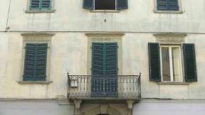 I pezzi di intonaco e cemento fatti cadere dai vigili del fuoco Sopra le transenne sotto il terrazzo