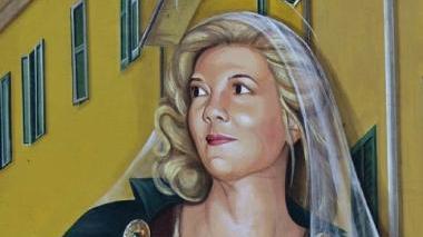 <b>ALL’INAUGURAZIONE.</b> Le autrici con Anna Banci (prima da destra) nella foto grande. Il volto della Santa, sotto il cartello ricordo
