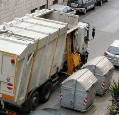 Un camion dellAsiu svuota i cassonetti dei rifiuti 