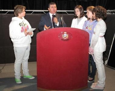 La cerimonia al cinema La perla con Pino Masciari sopra con il sindaco 