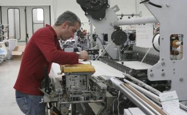 Un lavoratore in unazienda tessile 