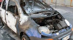 Sorpresi a bruciare auto arrestati due giovani
