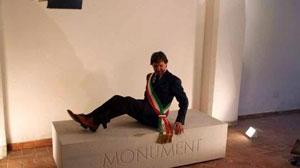 Il sindaco fa il "monumento" per protestare contro i tagli